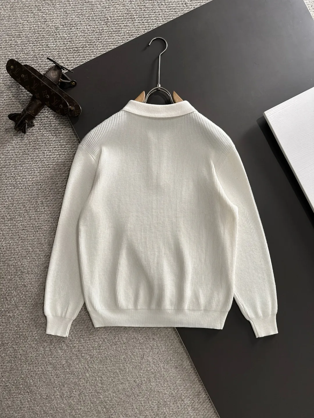 Next day shipping P360 Big Goose 2025 official website latest round neck sweater for autumn and winter, popular models are on sale at the same time at the counter! Specially made of wool blended fabric. It feels comfortable and can be directly in contact with the skin. The logo badge is exquisitely embroidered, which is extremely eye-catching! The details highlight the fashionable charm of big brands. Exquisite workmanship. Three-dimensional cutting style. The wearing effect is invincible and handsome! All three standards are complete! Size: M-3XL